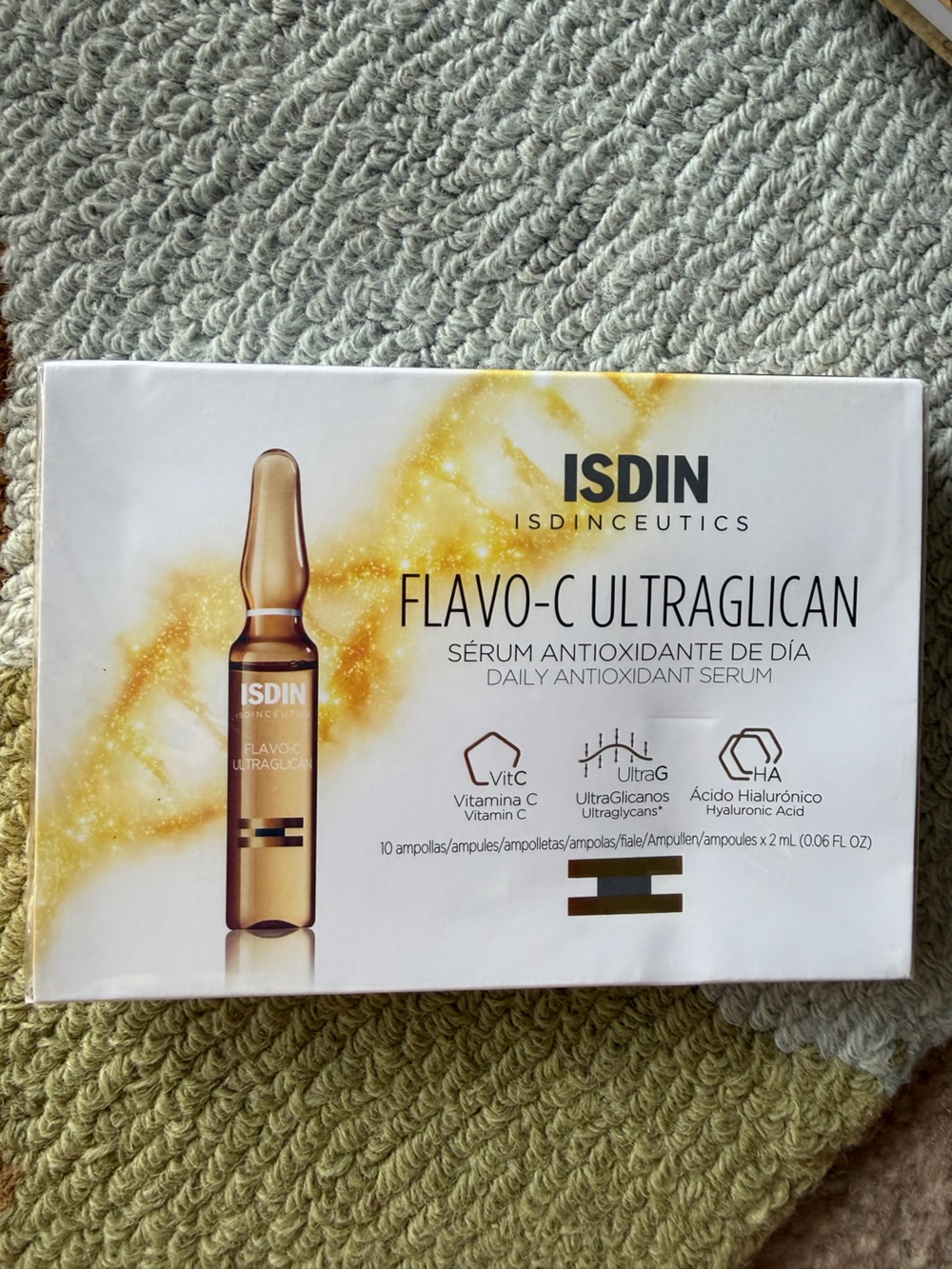 ISDIN Flavo-C Ultraglican Daily Antioxidant Serum – Gold Ampoules